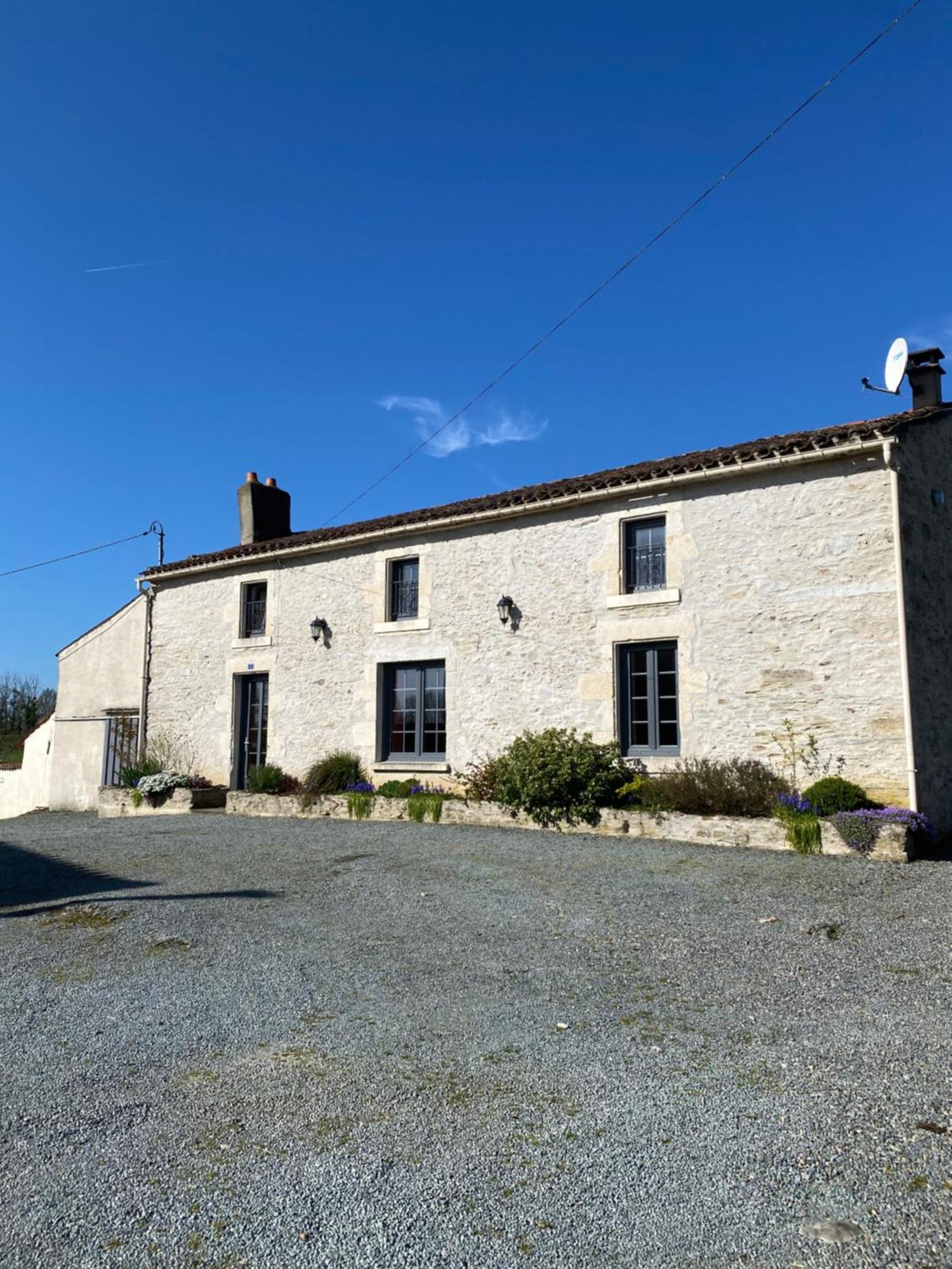 Les Puvinieres Casa de hóspedes Breuil-Barret Exterior foto